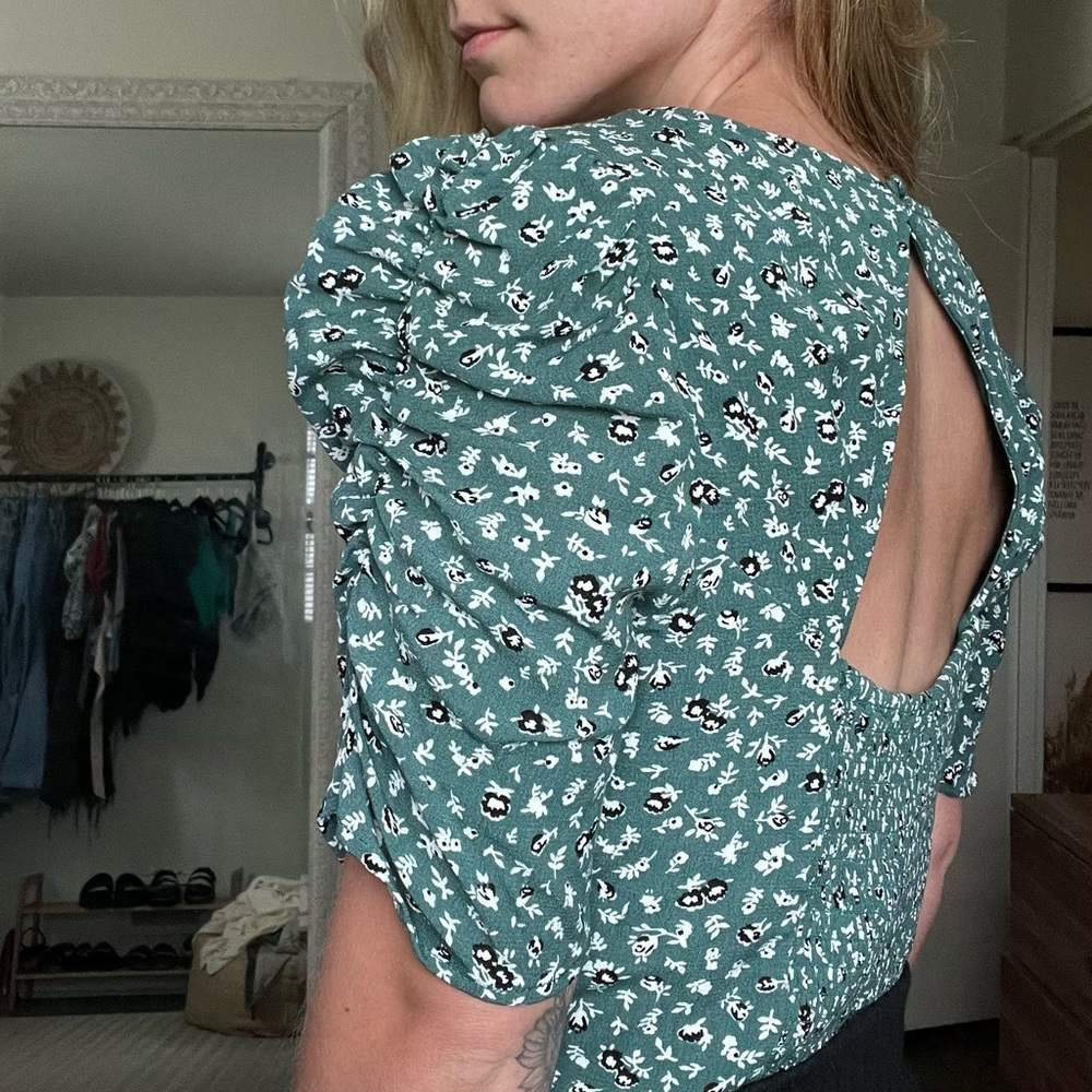 ABERCROMBIE GREEN FLORAL BLOUSE